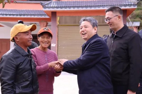 任军号一行首先来到马台乡平河村小坝子易地搬迁点,走访挂钩户王应福