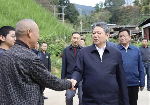 任军号一行首先来到马台乡平河村小坝子易地搬迁点,走访挂钩户王应福