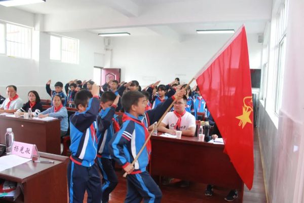 少先队员出席