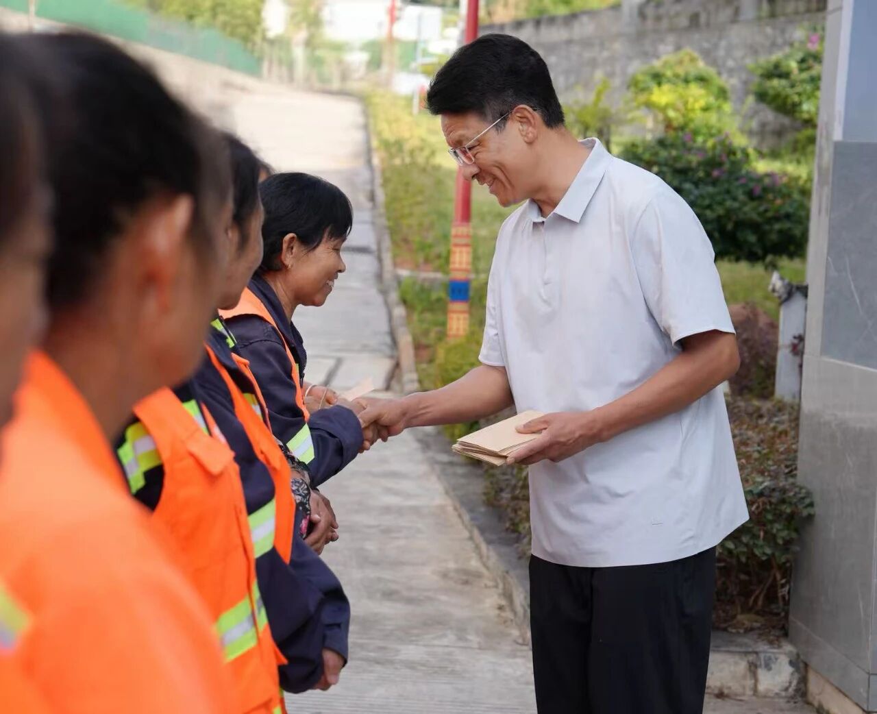 徐贤走访慰问一线劳动者和值班值守人员 调研安全稳定与市场保供工作